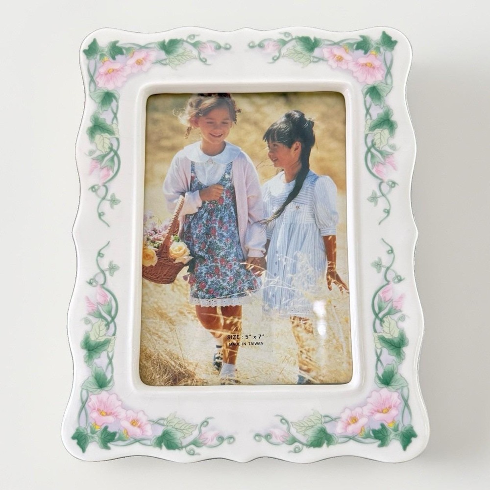 Vintage MERVYN'S  Picture Frame 5" X 7" Photo 80's/90's Grandmacore Cottagecore
